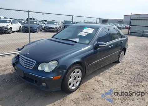 2005 Mercedes-Benz C 240 Luxury z USA, uszkodzony, nr VIN WDBRF61J45A685720